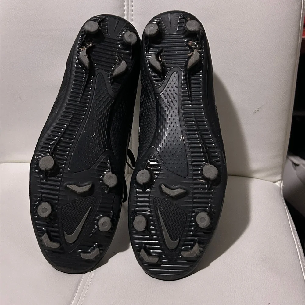 Nike Black and White Sneakers - Picture 3 of 6